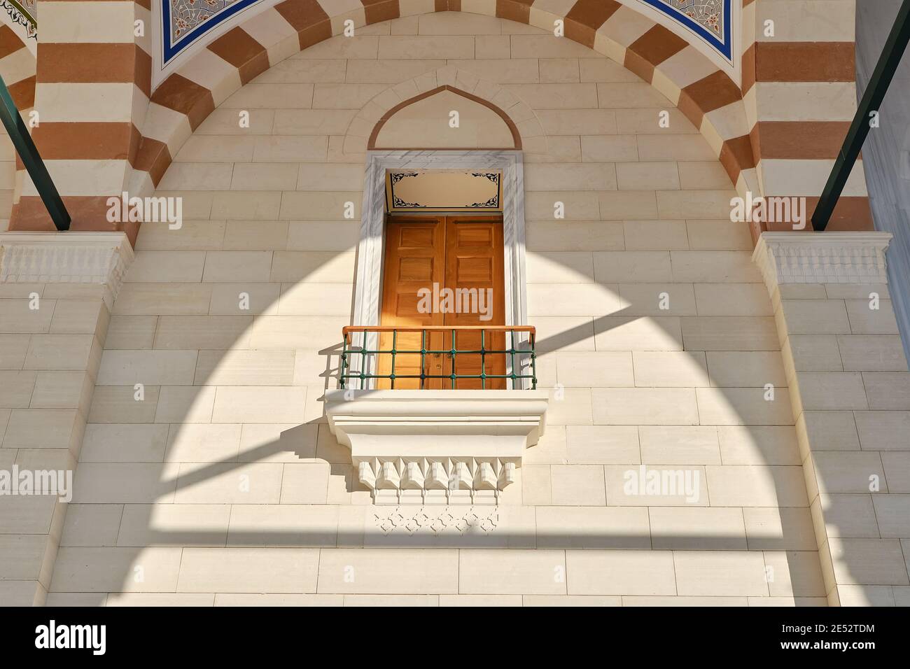 Große Camlica Moschee (Türkisch: Büyük Çamlıca Camii). Balkon der Moschee im Innenhof. Architektur im osmanischen Stil. Stockfoto
