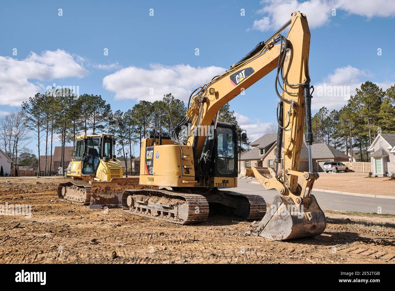 Caterpillar, CAT, 315FL Bagger und ein Komatsu 39PX kleiner Bulldozer auf einer Baustelle in Montgomery Alabama, USA. Stockfoto