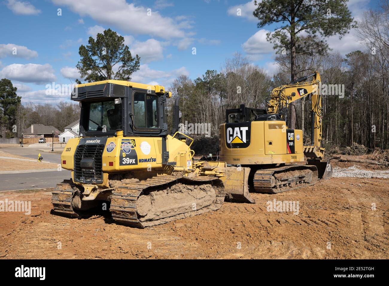 Caterpillar, CAT, 315FL Bagger und ein Komatsu 39PX kleiner Bulldozer auf einer Baustelle in Montgomery Alabama, USA. Stockfoto