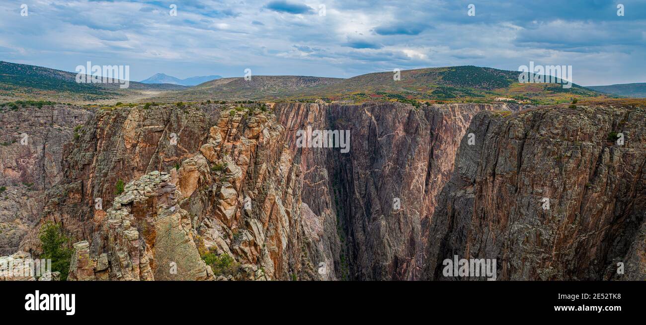 Atemberaubende aussicht auf den farbenfrohen und robusten Devil's Lookout am Black Canyon of the Gunnison Stockfoto