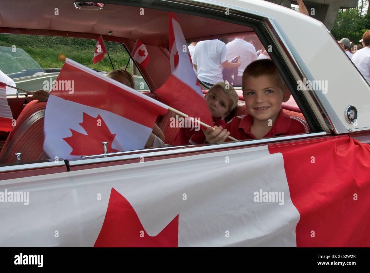 Toronto, Ontario / Kanada - 01. Juli 2013: Kinder winken Fahnen in der Canada Day Parade Stockfoto