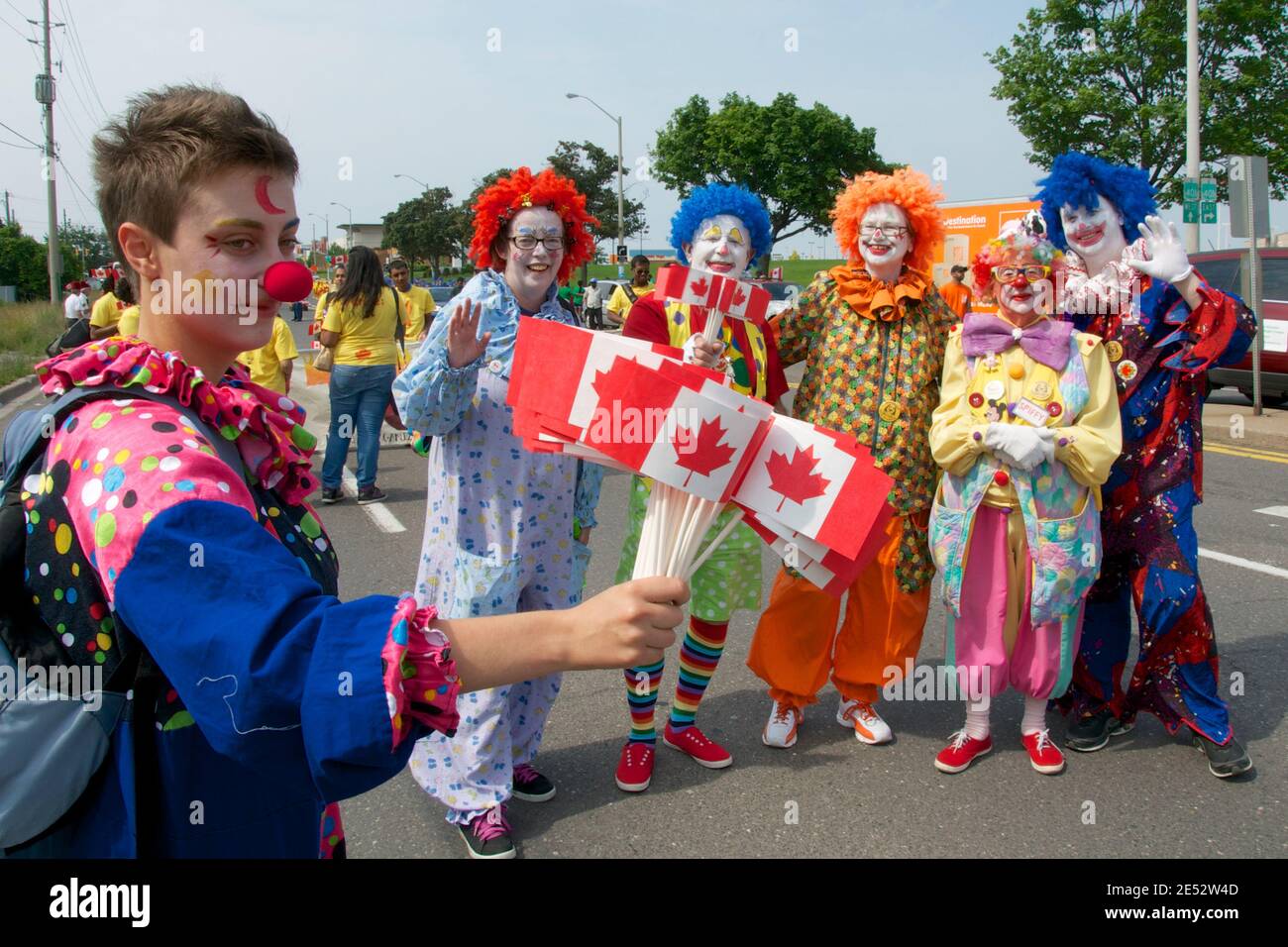 Toronto, Ontario / Kanada - 01. Juli 2013: Clowns winken Fahnen in der Innenstadt von Scarborough in der Canada Day Parade Stockfoto