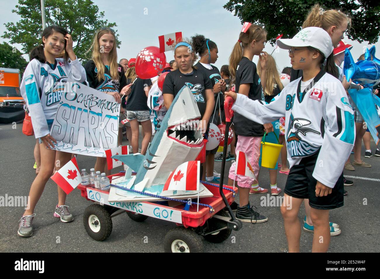 Toronto, Ontario / Kanada - 01. Juli 2013: Mädchen mit Kostümen winkende Fahnen in der Innenstadt in der Canada Day Parade Stockfoto