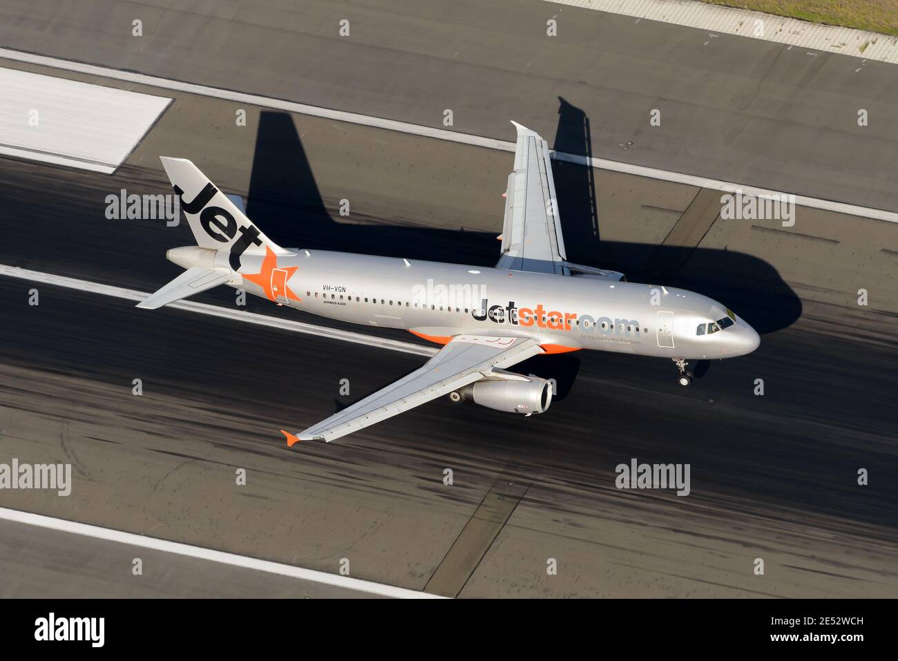 Jetstar Airways Australia Airbus A320 landet am Flughafen Sydney. Luftaufnahme der Fluggesellschaft Jetstar Australia. Flugzeug VH-VGN. Stockfoto