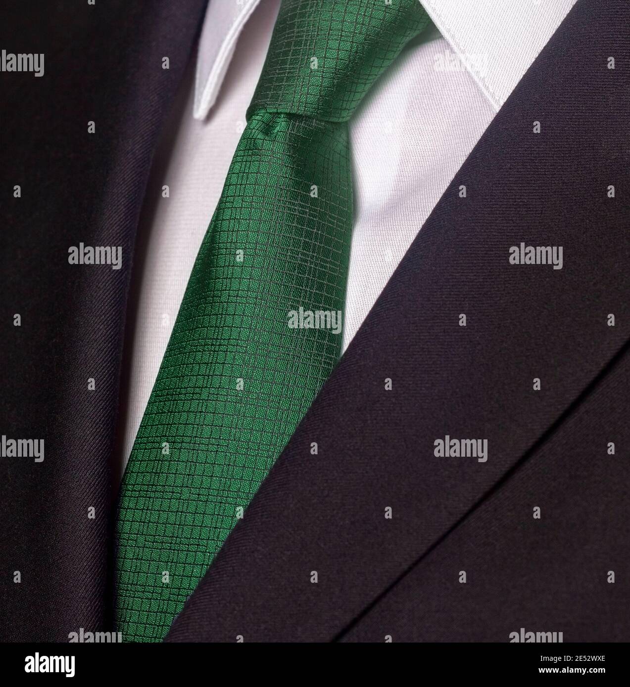 Nahaufnahme eines schwarzen Business-Anzug und grüne Krawatte  Stockfotografie - Alamy