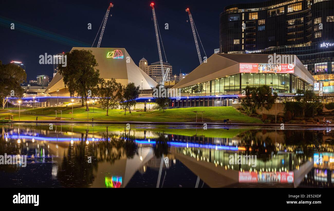 Das Festivalzentrum und die stadtlandschaft von adelaide spiegeln sich in der River torrens bei Nacht in Südaustralien am 25. Januar 2021 Stockfoto