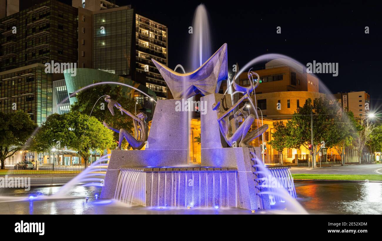 Der Victoria Square Brunnen bei Nacht in Adelaide South Australia Am 25. Januar 2021 Stockfoto