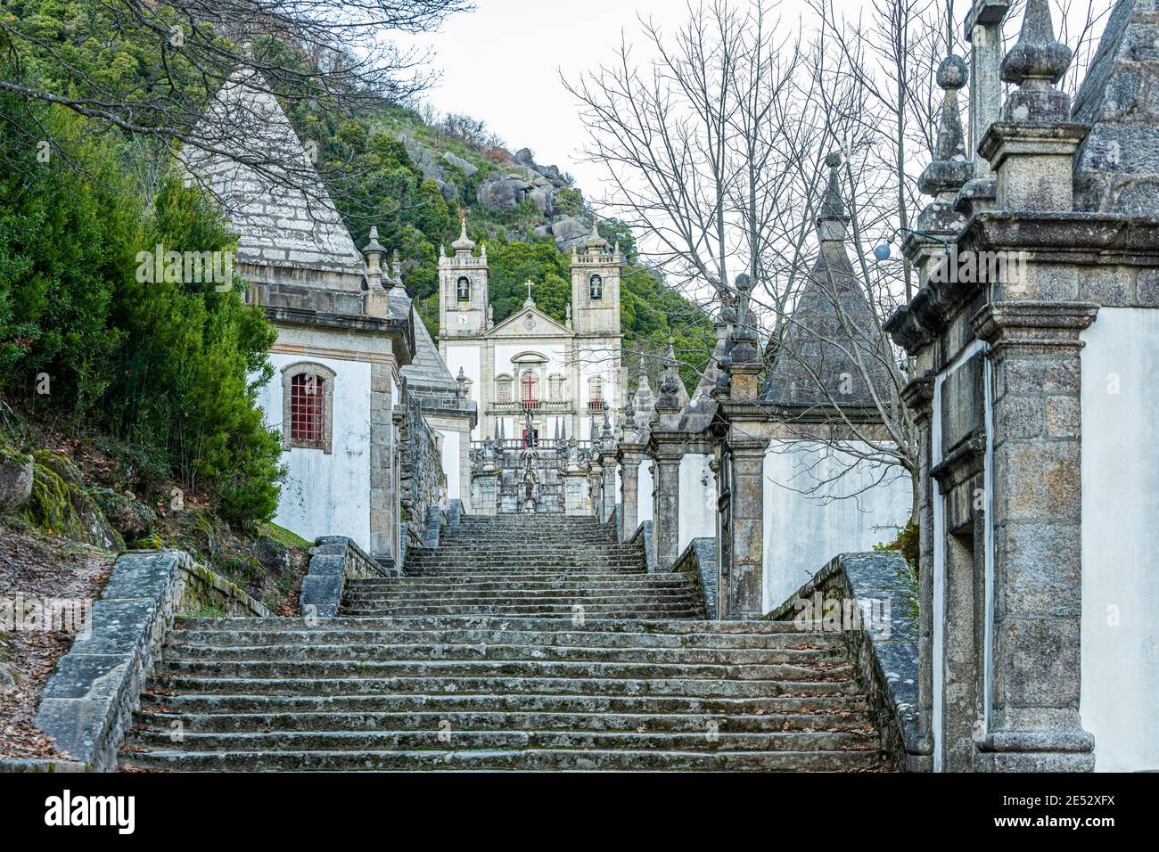 Farbbild historische monumentale Treppe, die zum Heiligtum unserer Lieben Frau im Peneda Geres Nationalpark, Nossa Senhora da Peneda führt Stockfoto