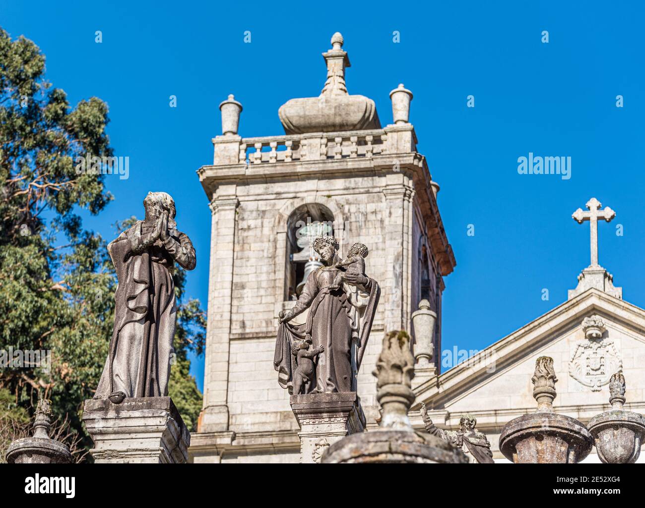 Farbbild historische monumentale Treppe, die zum Heiligtum unserer Lieben Frau im Peneda Geres Nationalpark, Nossa Senhora da Peneda führt Stockfoto