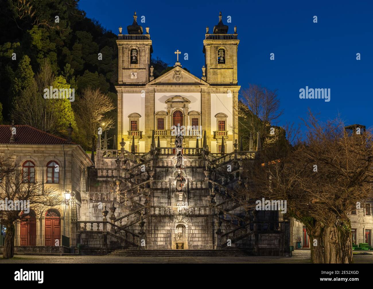 Farbbild historische monumentale Treppe, die zum Heiligtum unserer Lieben Frau im Peneda Geres Nationalpark, Nossa Senhora da Peneda führt Stockfoto