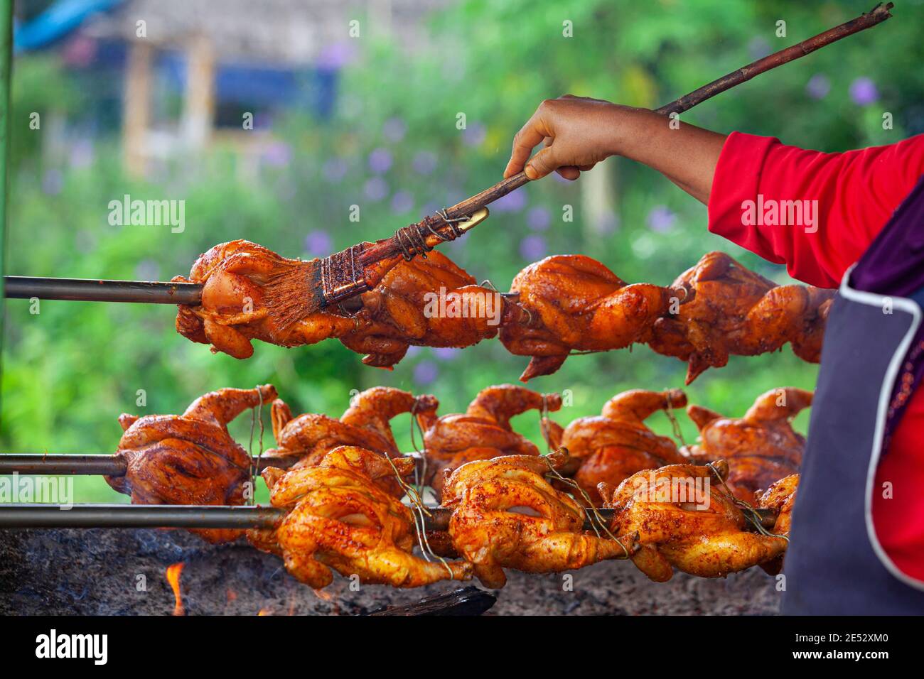 Traditionelle Hähnchen Grill auf Holzkohlegrill mit schönen Geruch  Stockfotografie - Alamy
