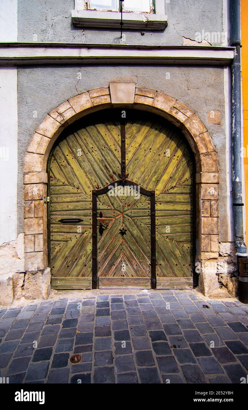 Alte grüne Holztür. Klassische Retro-Türen in einer europäischen Stadt Stockfoto