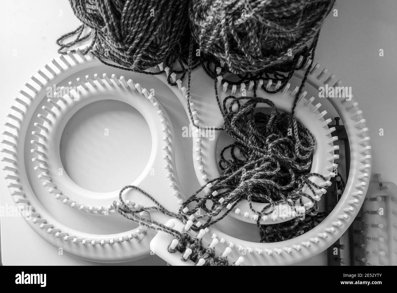 Webstuhl Strickausrüstung mit Garn und Strickhaken Stockfoto