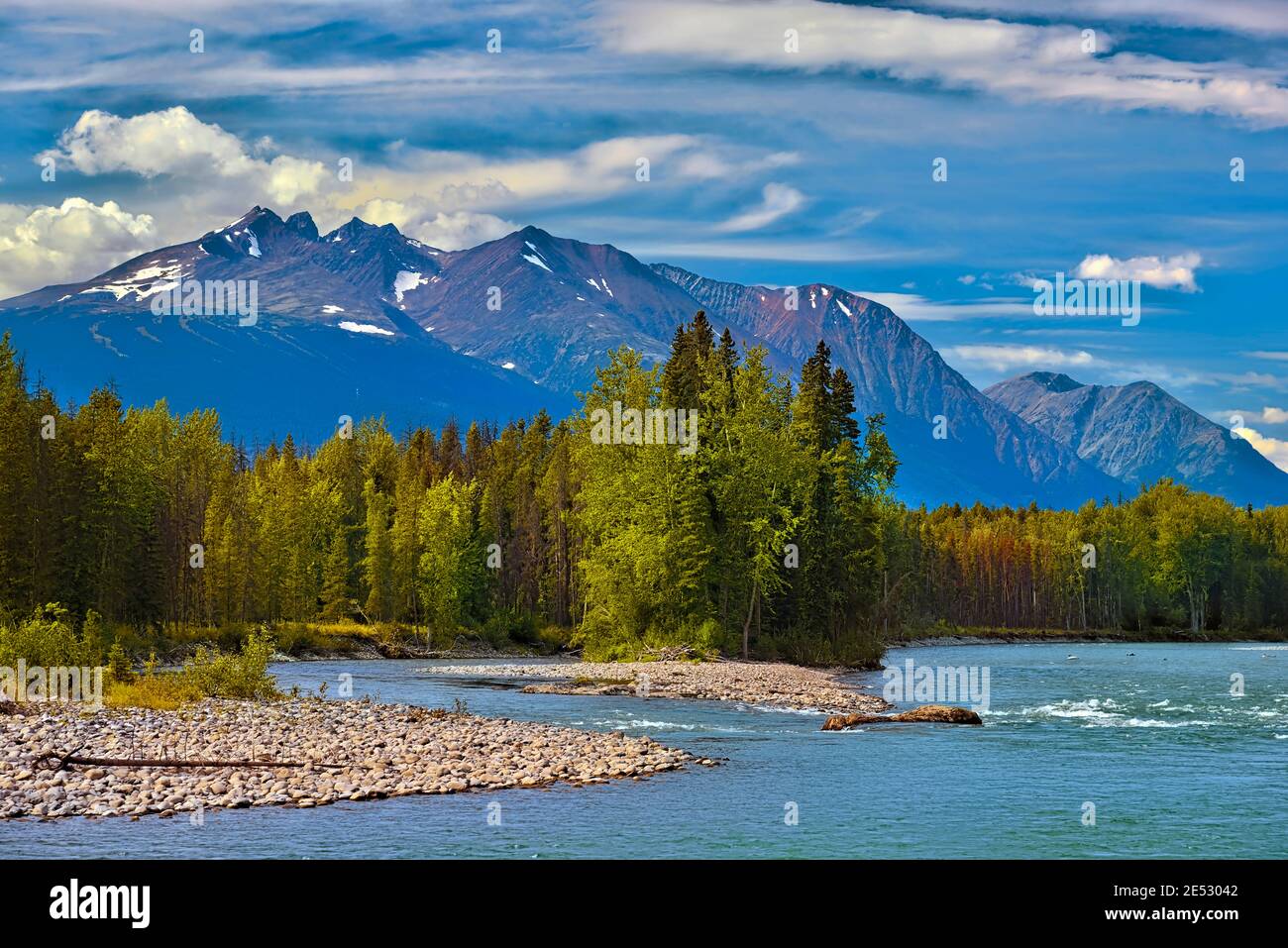 Eine malerische Aussicht auf den Hudson Bay Berg mit dem berühmten Bulkley Fluss im Vordergrund, aufgenommen in der Nähe von Smithers, British Columbia, Kanada Stockfoto