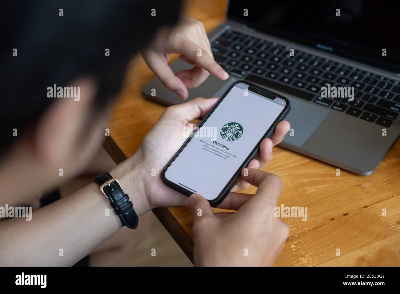 CHIANG MAI, THAILAND - JAN 23, 2021 : Starbucks App auf dem Apple iPhone Display Bildschirm. Öffnen Online-Menü-Seite von Starbucks Website, Starbucks Stockfoto