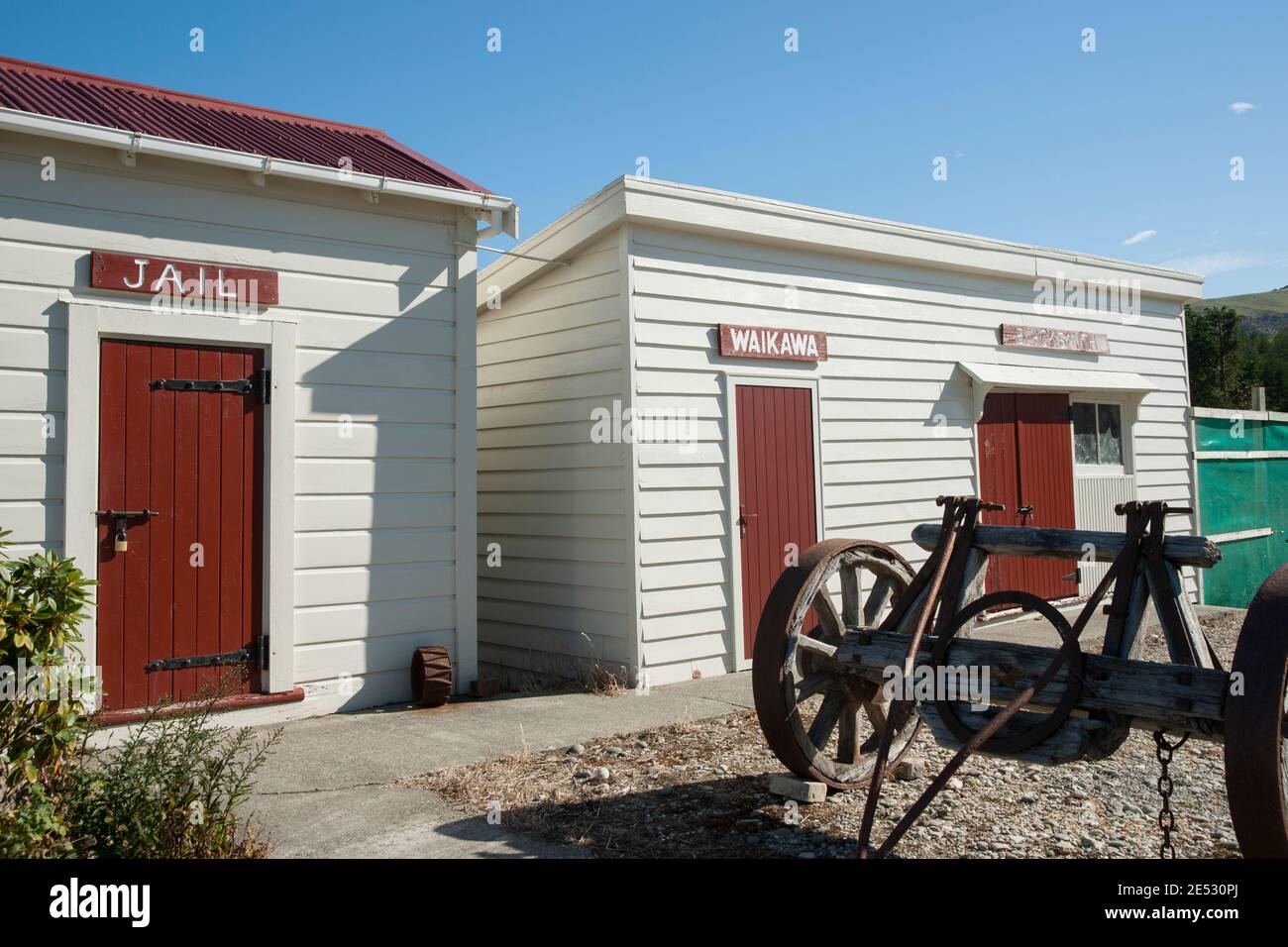 Waikawa Neuseeland - Februar 24 2015; altes Gefängnis und dazugehörige Gebäude und alte Wagenräder und Schmiede. Stockfoto