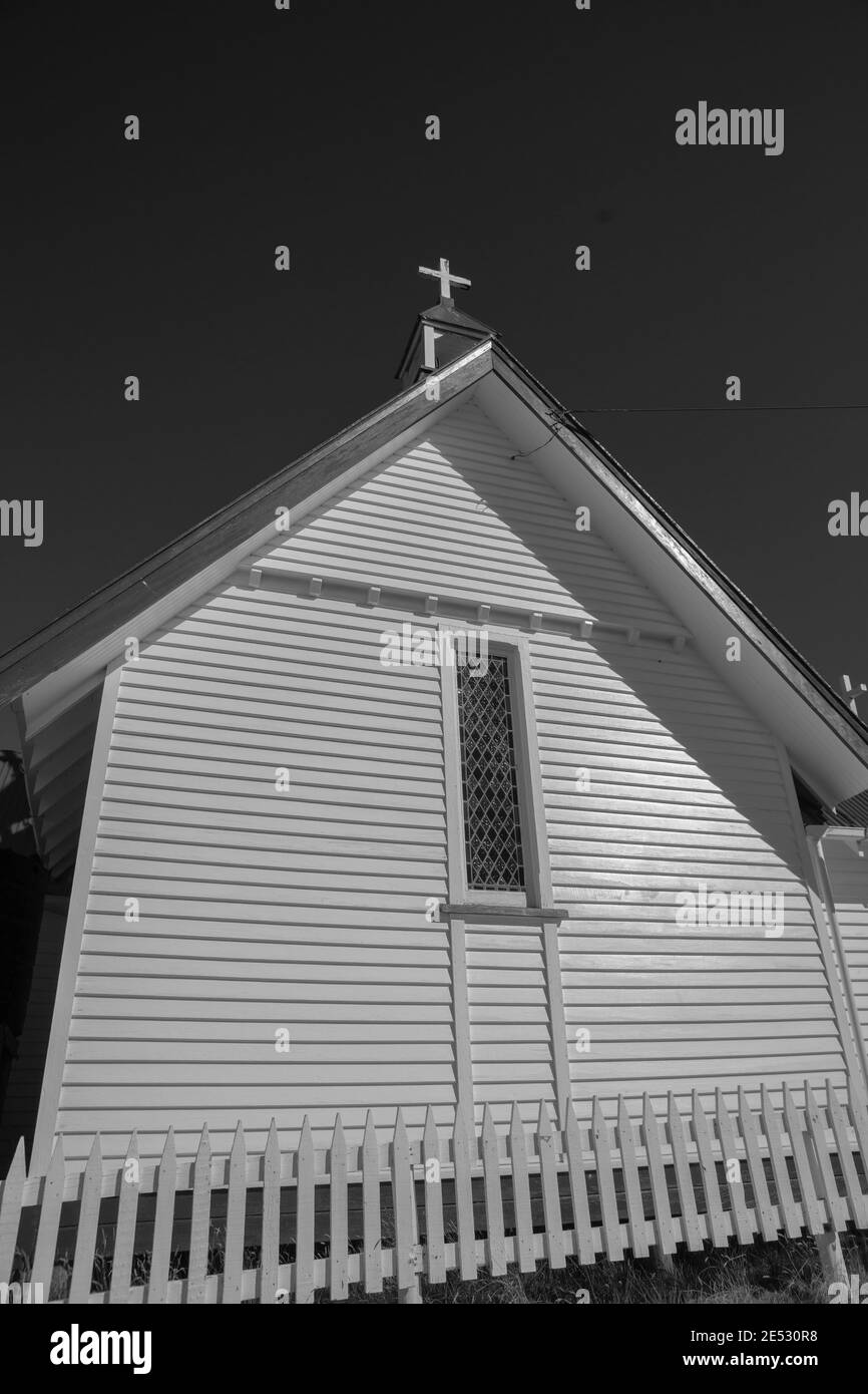Altes traditionelles Design St. Mary's Anglican Church in Waikawa Gebäude Ende und Zaun in monochrom Stockfoto
