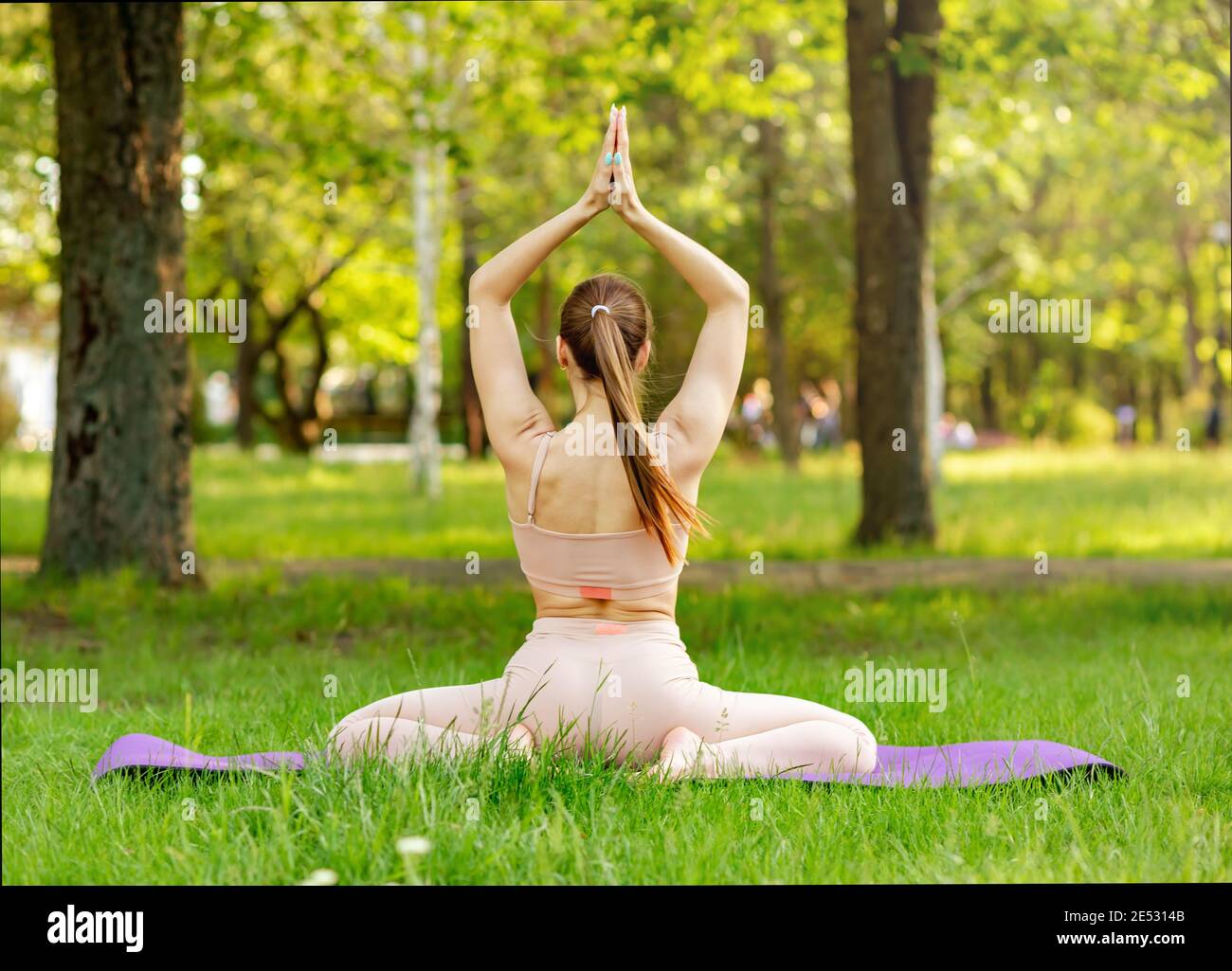 Unbekannte Frau, die Yoga-Übungen macht. Vertrauen auf meine Balance Stockfoto