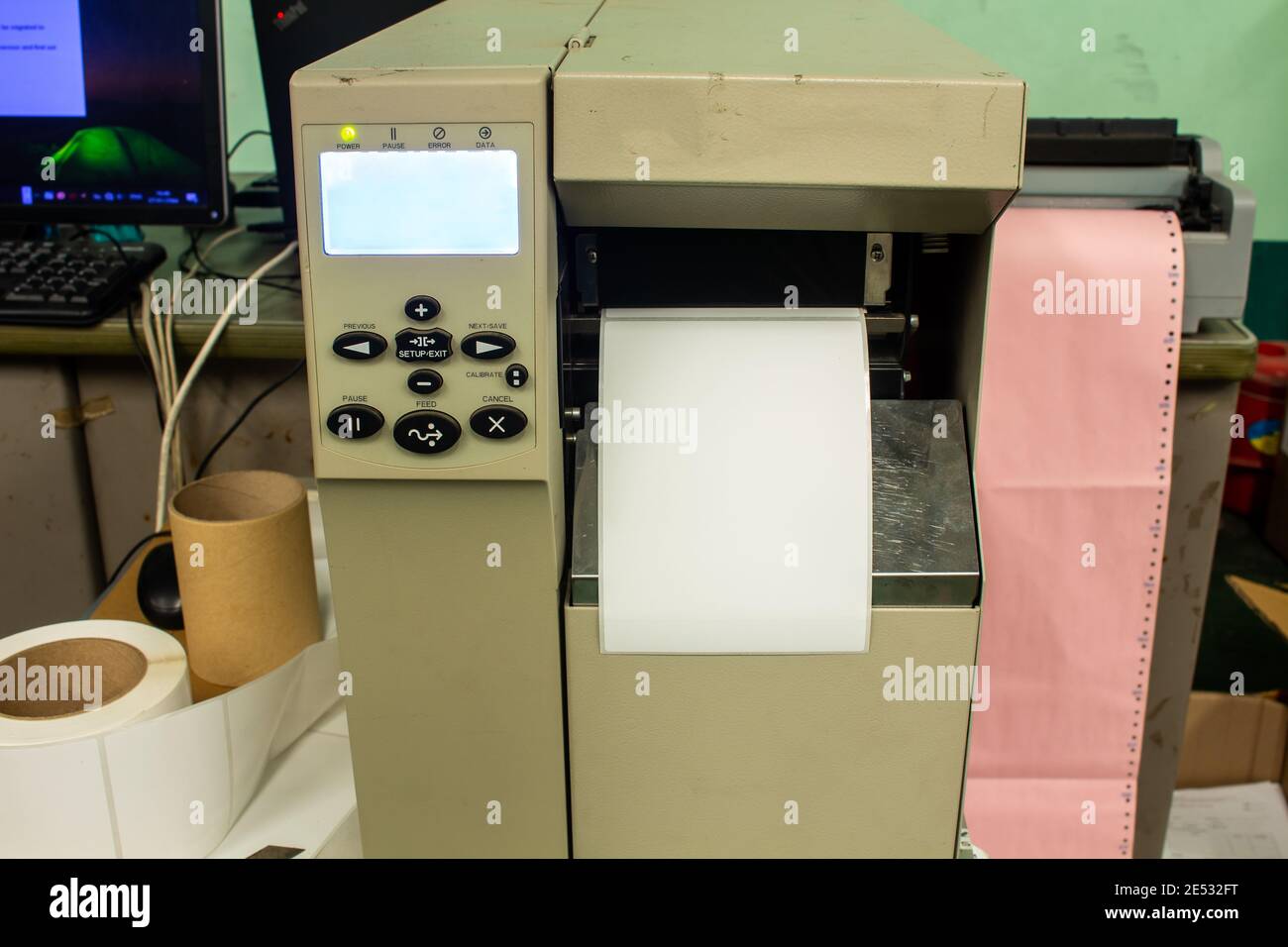 Etikettendrucker für Aufkleber. Barcode-Digitaldrucker und Applikatormaschine. Stockfoto