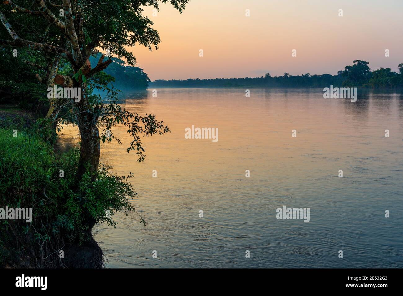 Sonnenuntergang entlang des Flusses Aguarico im Amazonas Regenwald, Cuyabeno Wildreservat, Ecuador. Stockfoto