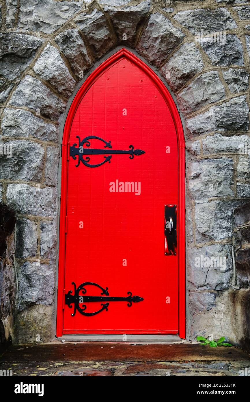 Die leuchtend rote Tür einer historischen Kirche in Bristol, Virginia. Stockfoto