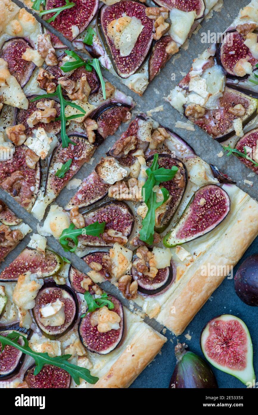 Hausgemachte Feigenwalnuss und Ziegenkäse-Tarte Stockfoto