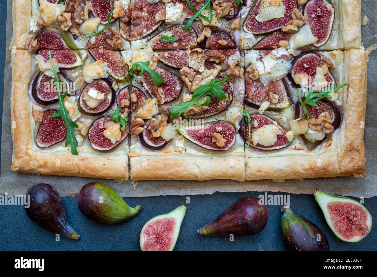 Hausgemachte Feigenwalnuss und Ziegenkäse-Tarte Stockfoto