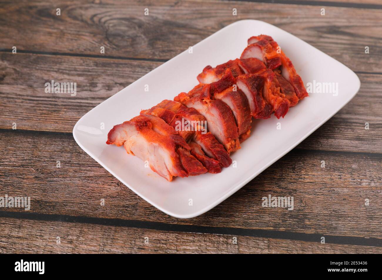 Gebratenes Schweinefleisch thai lokale Küche mit roter Sauce auf Holz Hintergrund Stockfoto