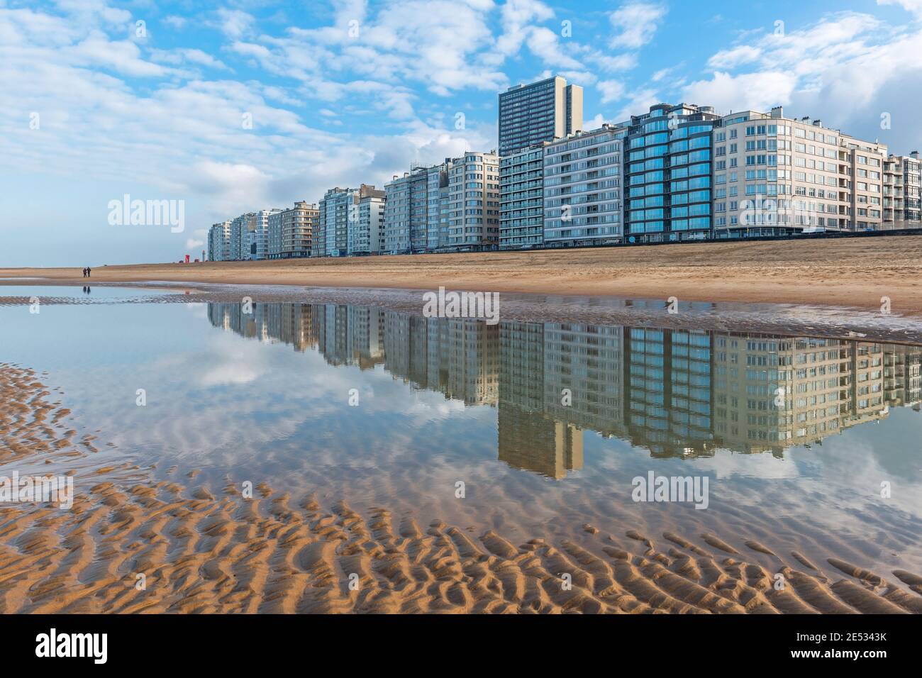 Oostende (Ostende) Stadtbild Spiegelung am Nordseestrand, Belgien. Stockfoto