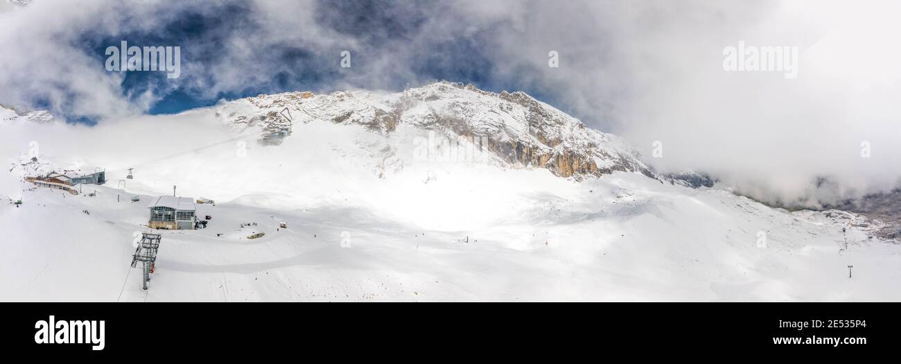 Panorama-Luftaufnahme der Seilbahnstation Sonnalpin unterhalb der Zugspitze Spitze von Deutschland Stockfoto