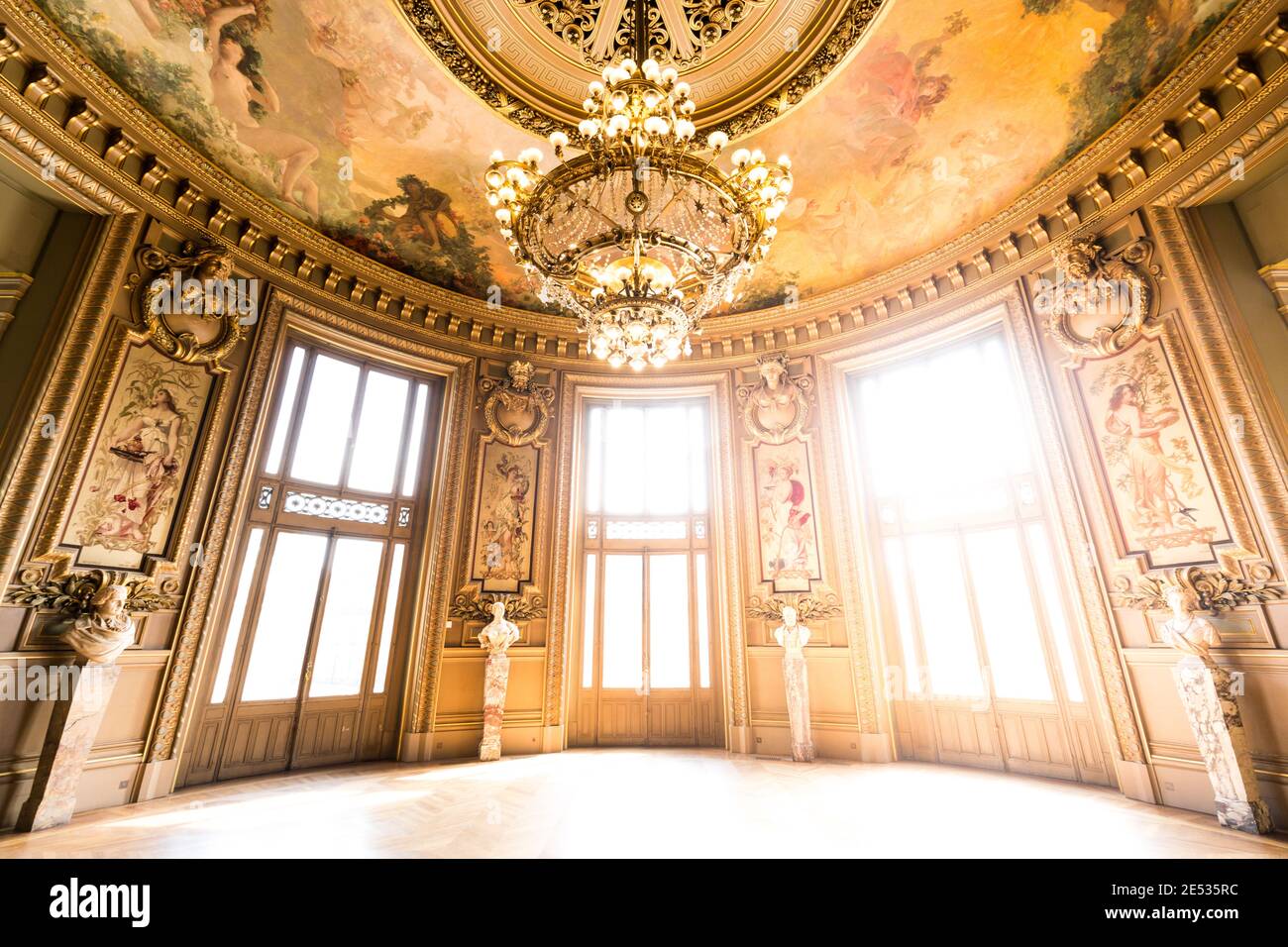 Weitwinkelansicht eines reich verzierten Ballsaals überflutet Licht im Operngebäude Stockfoto