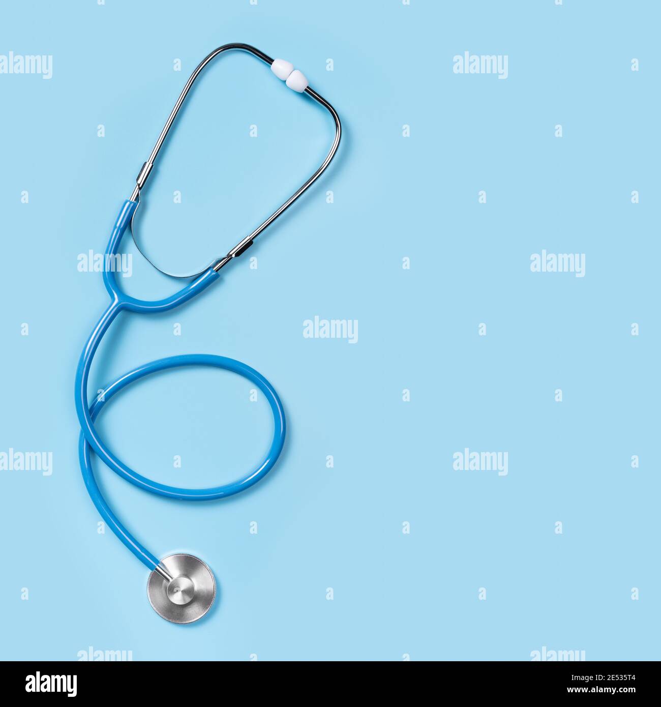 Stethoskop isoliert auf blauem Hintergrund, Draufsicht. Medizinisches Werkzeug. Stethoskop ist ein wichtiges diagnostisches Werkzeug für einen Arzt. Flach liegend, Draufsicht, Kopie sp Stockfoto