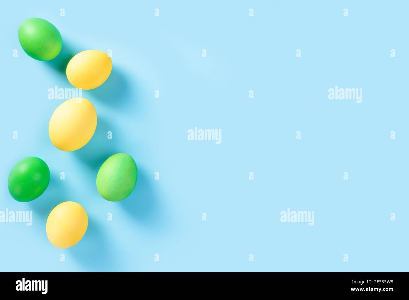 Frohe Ostern. Bunte Ostereier. Flaches Lay. Hintergrund aus bunten, pastellfarbenen, handbemalten Ostereiern Stockfoto