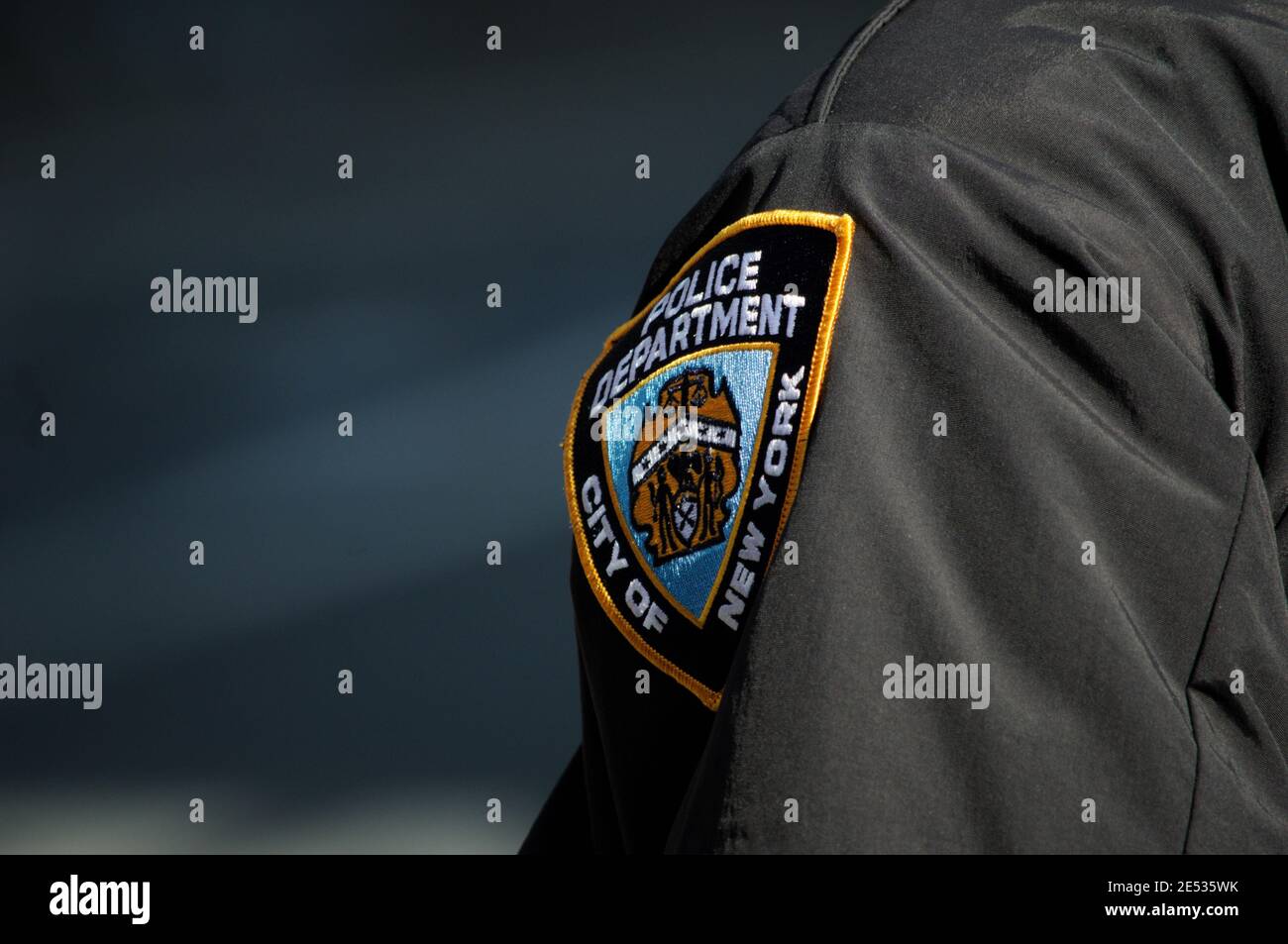 New York City im November 2019, NYPD Ärmel Patch Schild auf einem Polizisten in Manhattan. Stockfoto