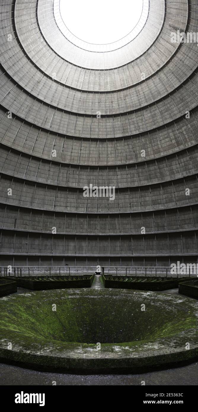 Weitwinkelaufnahme des Innenraums einer verlassenen Macht Kühlturm des Werks Stockfoto