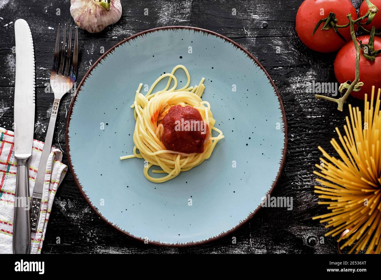 Spaghetti Bolognese. Italienische hausgemachte Mahlzeit frische Bucatini Pasta mit Tomatensauce, Basilikum, Kräuter, Parmesan-Käse, frische Kirschtomaten und Petersilie Stockfoto