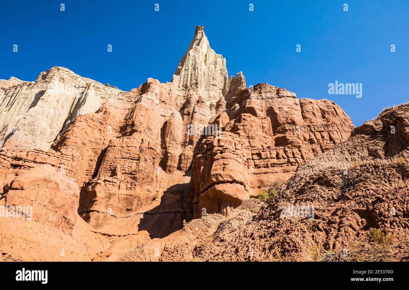 Ein Turm und erodierende Klippen und mesa in der Nähe Kodachrome Basin State Park, Utah, USA. Stockfoto