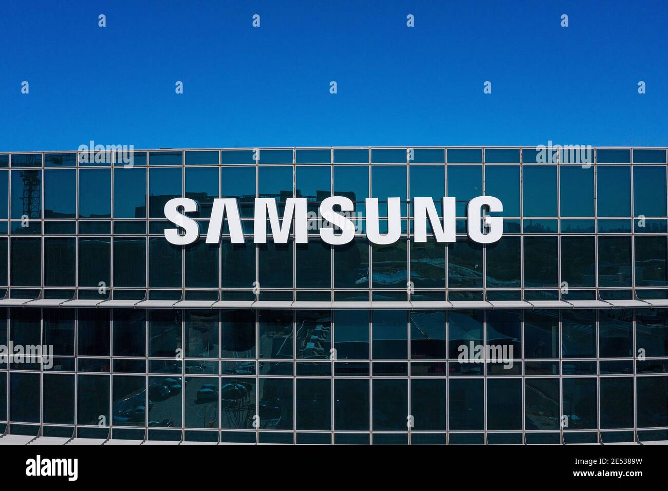 Großes Samsung-Logo auf einem Firmengebäude in Herzliya Hi Tech Campus, Luftbild. Stockfoto