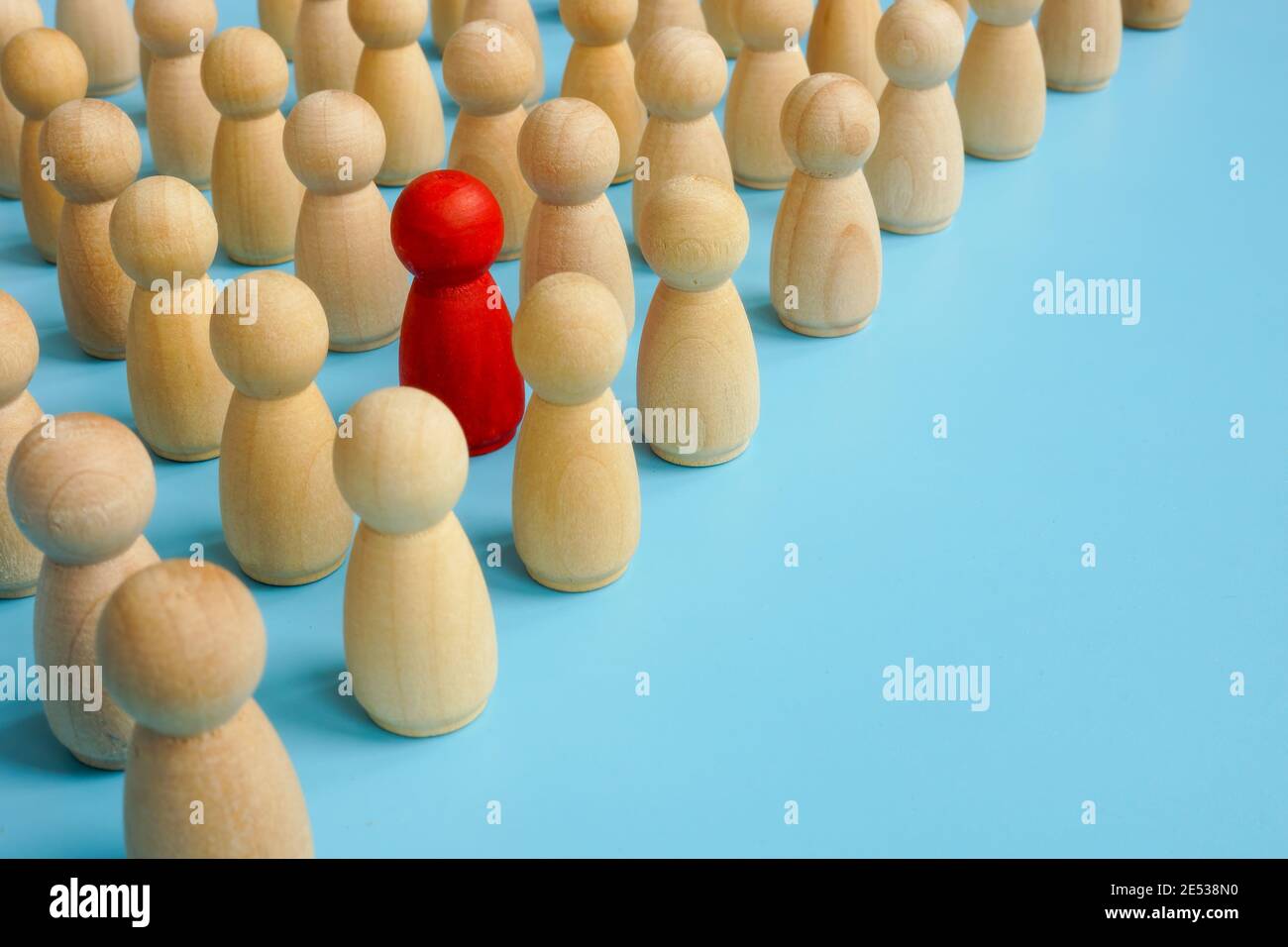 Sei anders in der Menge. Einzigartige rote Figur mit hölzernen. Stockfoto