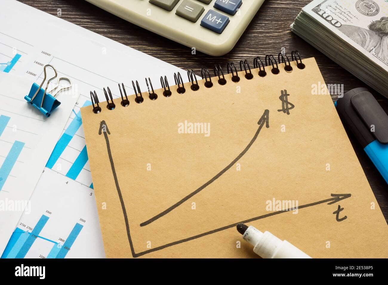 Erfolg im Geschäft und steigen Pfeil in der Grafik als Einsparungen und Vermögen zu erhöhen. Stockfoto