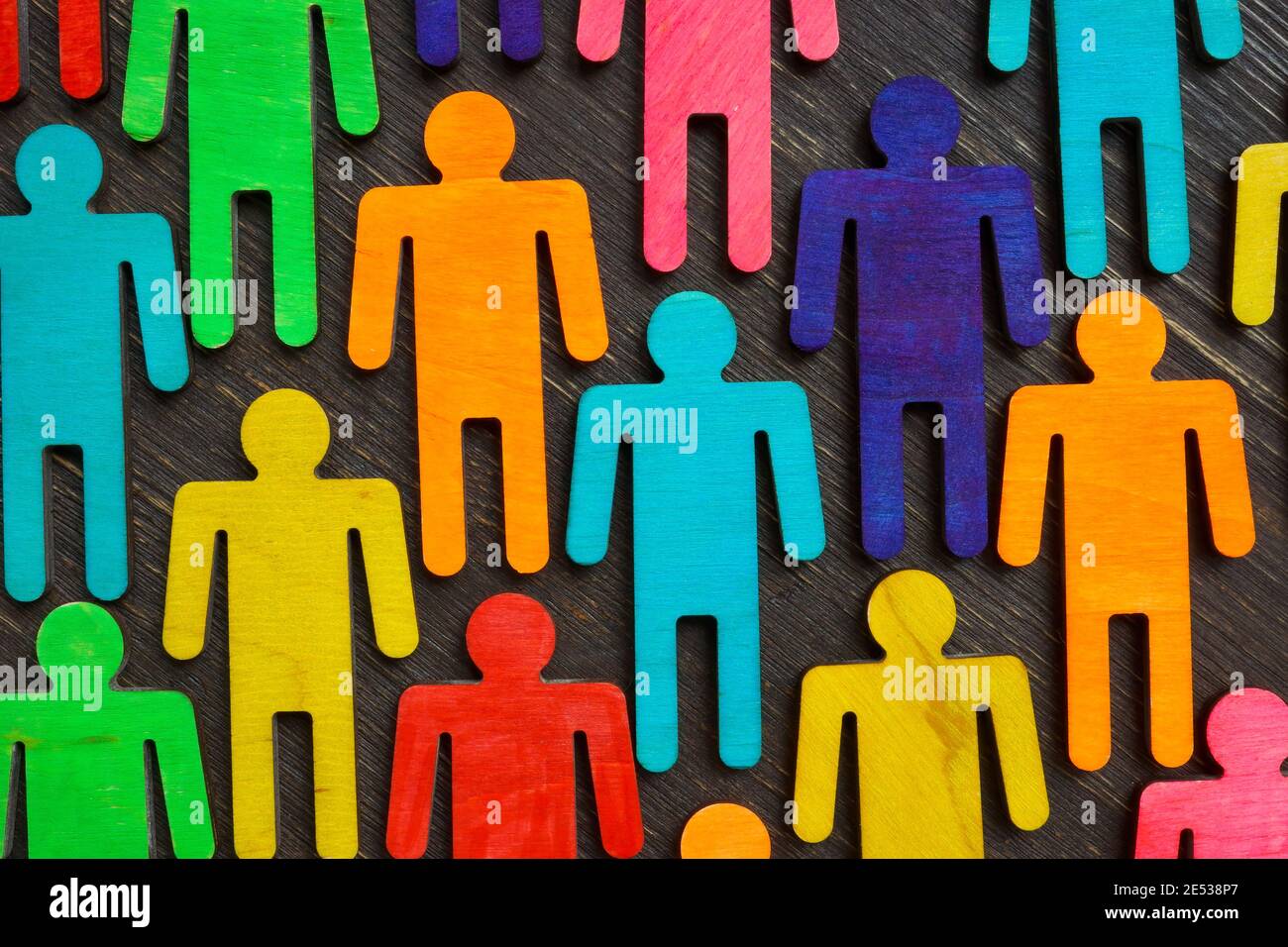 Figuren mit verschiedenen Farben als Symbol für Inklusion und Vielfalt. Stockfoto