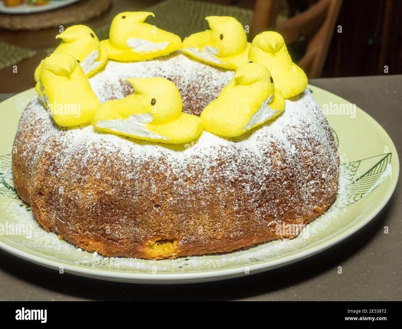 Babka ist ein schwammiges Hefegebäck, das traditionell am Ostersonntag in Polen, Weißrussland, der Ukraine und Westrussland gebacken wird Stockfoto