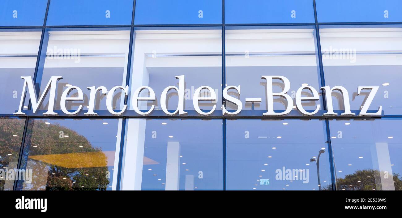 Mercedes Benz Zeichen auf einem lokalen Autohaus Gebäude Fenster. Stockfoto