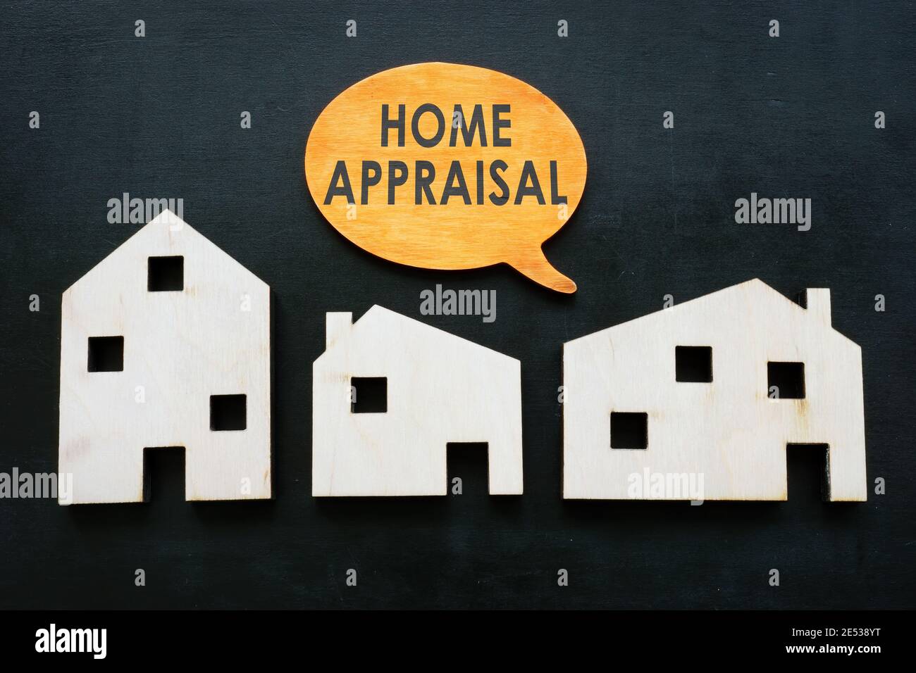 Modelle von Häusern und Zitat Haus Bewertung. Wertkonzept der Immobilie. Stockfoto