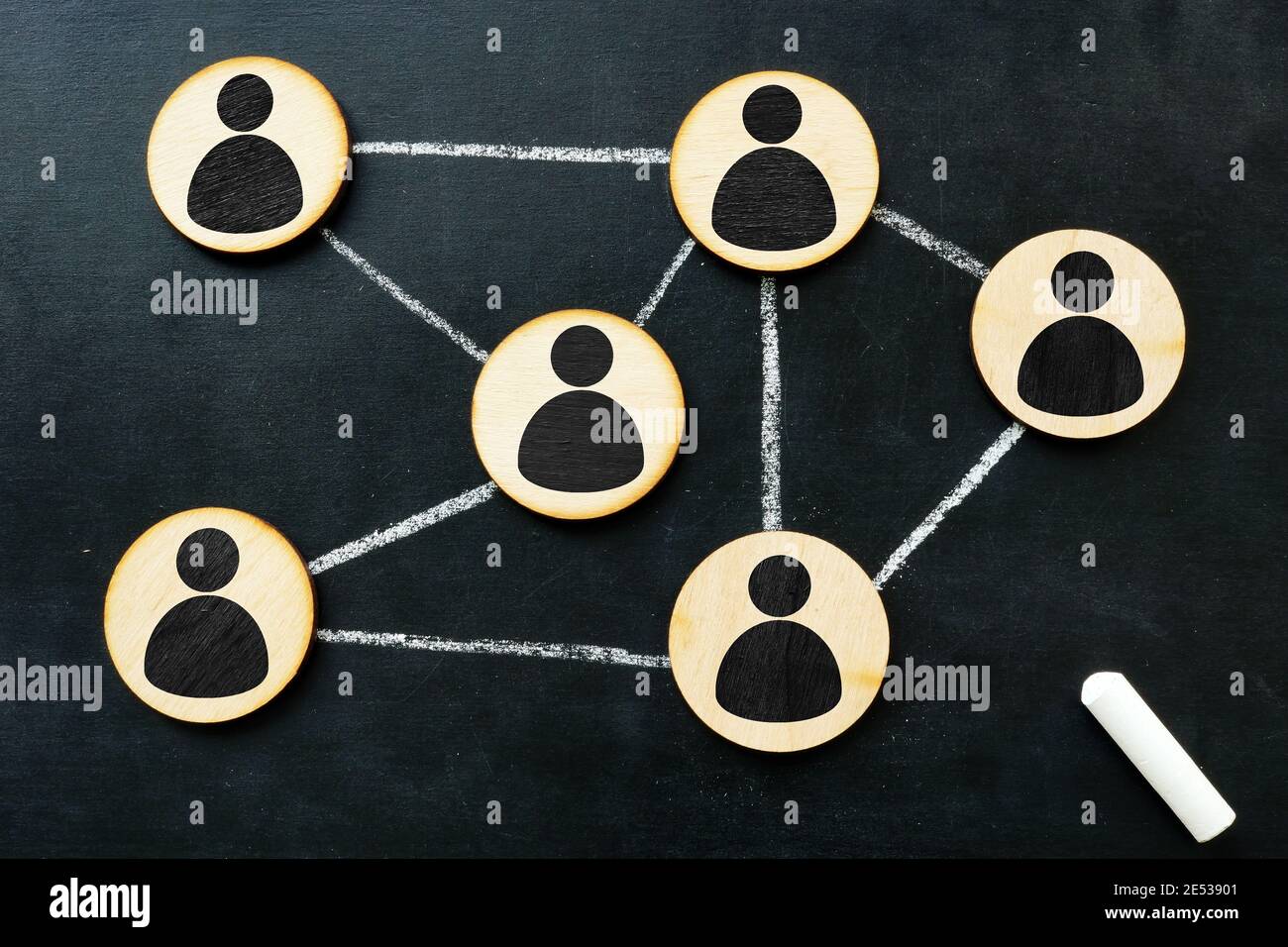 Organisationsstruktur und Konzept des sozialen Netzwerks. Verbunden durch Linien Figuren. Stockfoto
