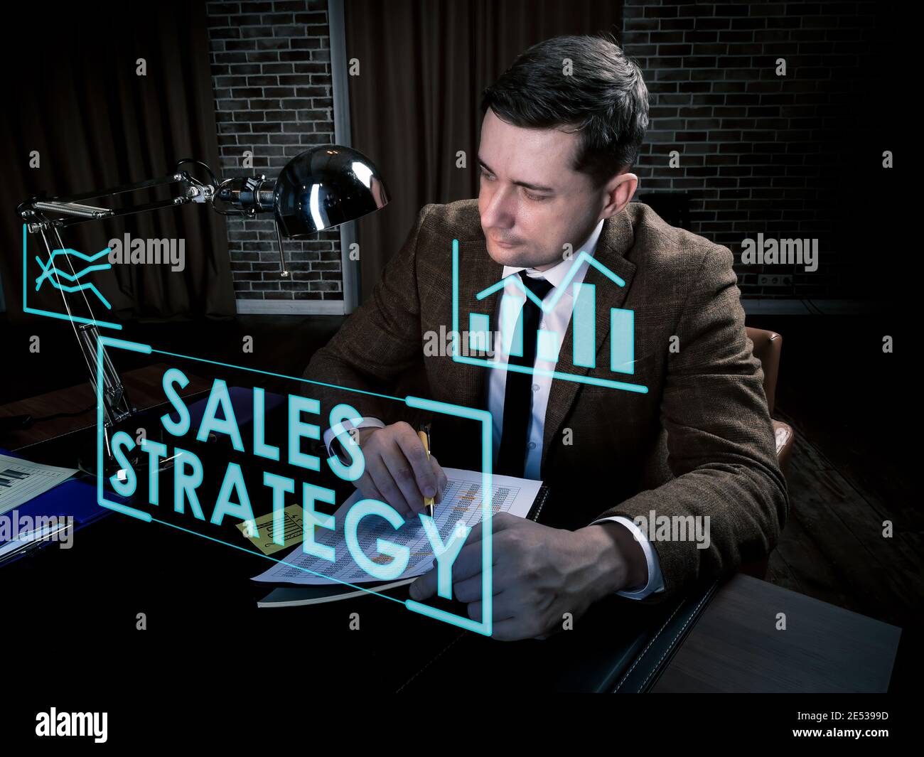 Verkaufsstrategie Info Konzept. Mann arbeitet spät am Tisch. Stockfoto