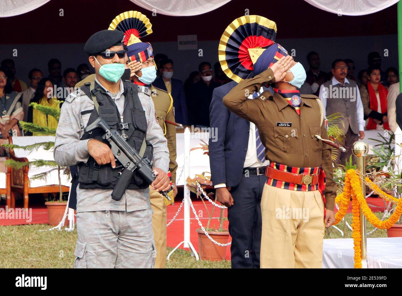 Nagaon, Assam, Indien - 26. Jan 2021: Das Sicherheitspersonal begrüßt die indische Nationalflagge während der Beweihung des Republiktages in Nagaon, Assam, Indien. Kredit: DIGANTA TALUKDAR/Alamy Live Nachrichten Stockfoto