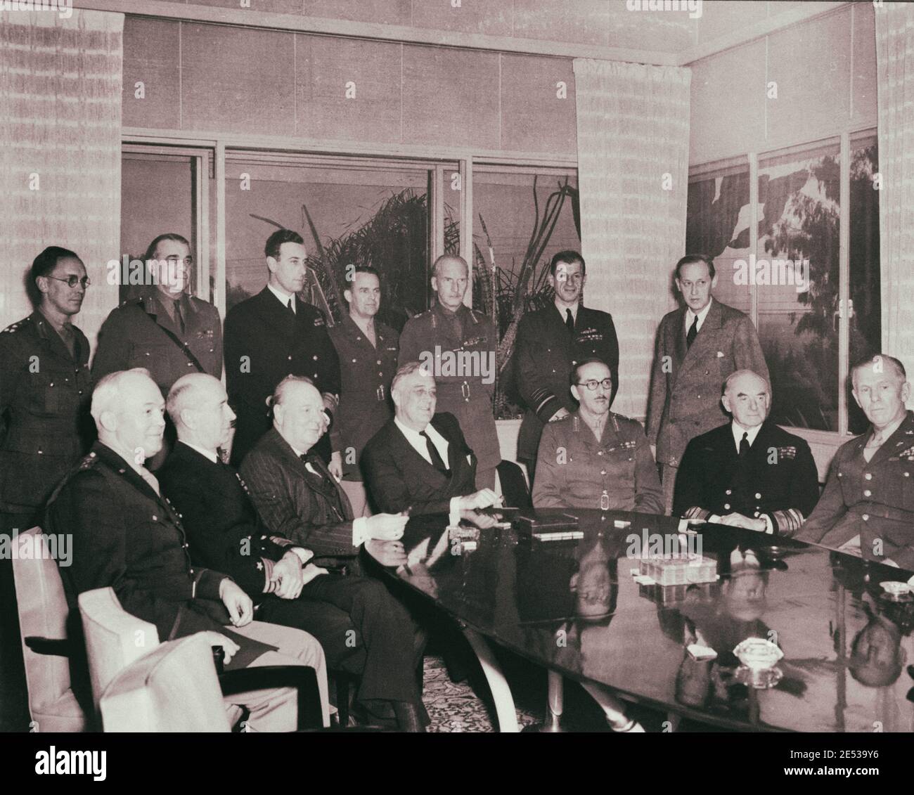 Amerikanische und britische Militärführer bei der Konferenz in Casablanca, Casablanca, Marokko. Januar 1943 Porträt umfasst Winston Churchill (sitzende thir Stockfoto