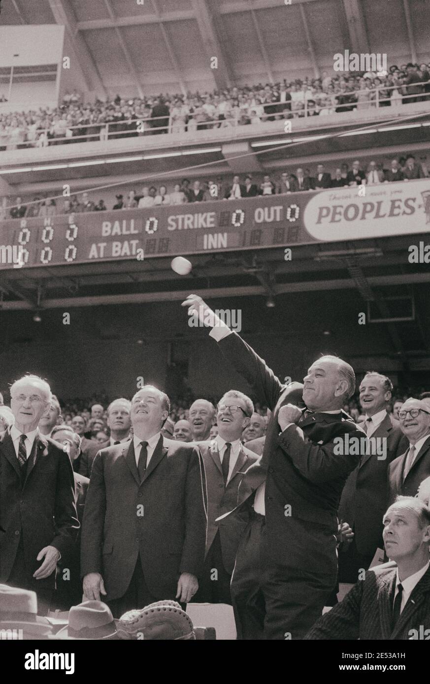 Eröffnungstag Baseball-Spiel, Lyndon B. Johnson wirft. 1965. April 12. Stockfoto