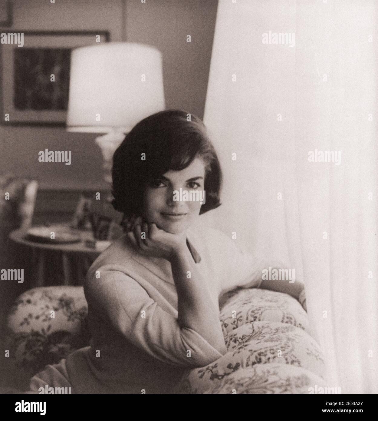 Erstes offizielles Foto des Weißen Hauses von Jacqueline Kennedy, halblanges Porträt, auf Couch sitzend, nach vorne zeigend. USA. 1961 Jacqueline Lee Kennedy Ona Stockfoto